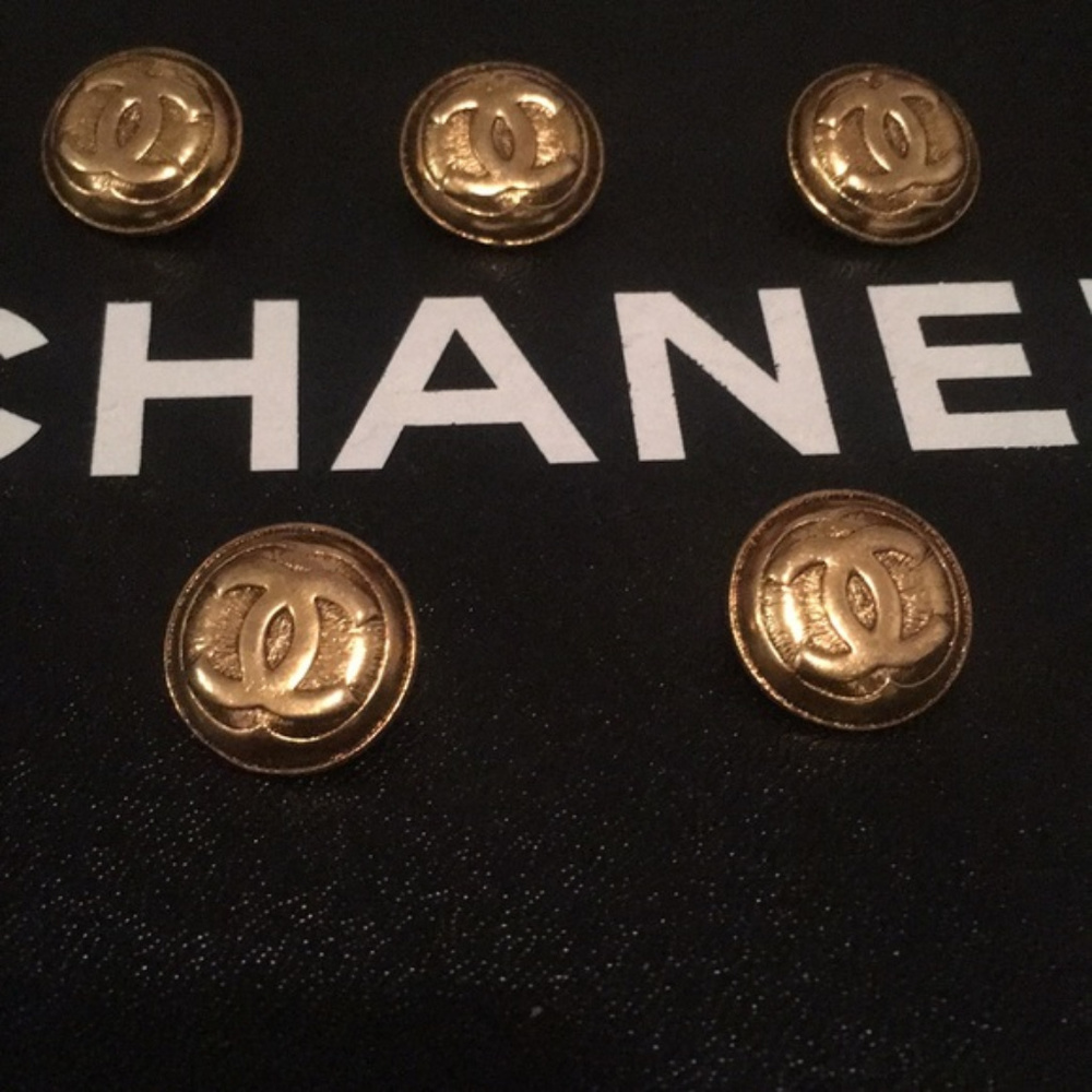 CHANEL BUTTONS - Picture 6 of 6